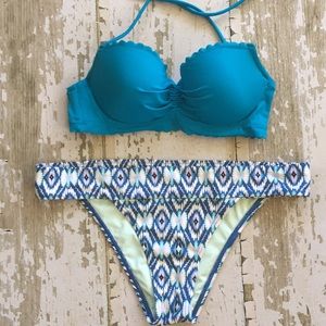 Victoria’s Secret scalloped bikini 32B set